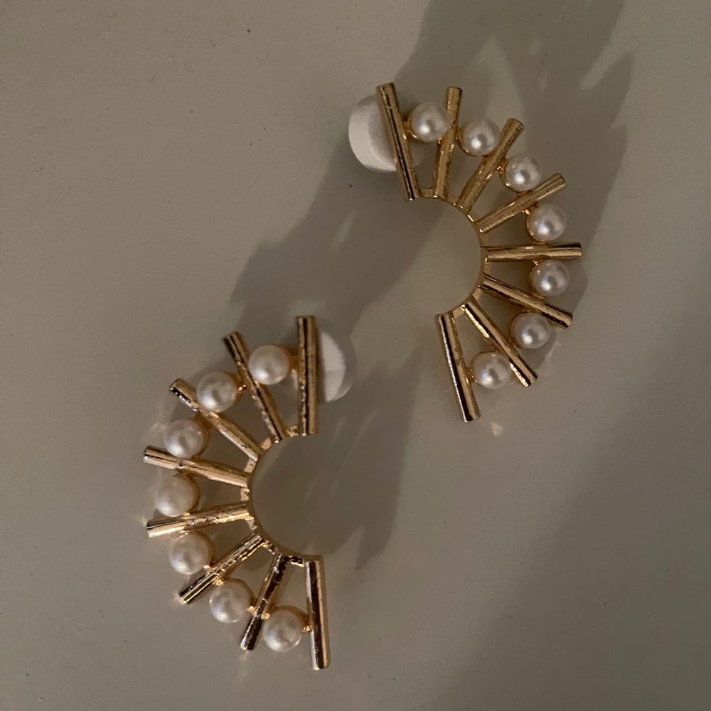 Elegant Gold and Pearl Earrings